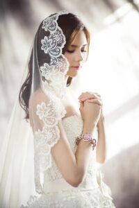 披露宴にお呼ばれした際のドレスレンタルのポイントは？